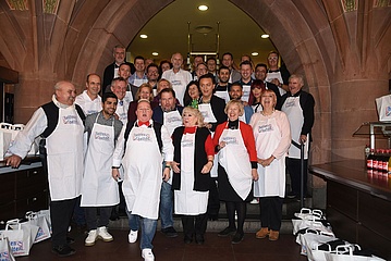 'helfen helfen' lud zum 8. Mal Obdachlose zum Weihnachtsgans-Essen in den Römer ein