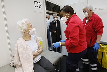 First vaccinations at the Frankfurt Vaccination Centre in the Festhalle