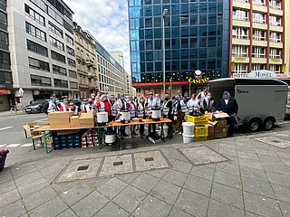 Frankfurter Oktoberfest: Weißwürste und Brezeln an Obdachlose