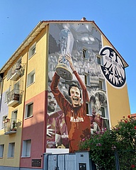 40th anniversary of Eintracht's UEFA Cup victory: A wall graffiti for Charly Körbel