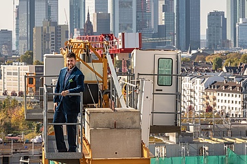 KLEIDER MACHEN LEUTE geht in luftige Höhe