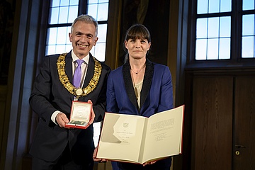 THE SCHMIERE theatre-maker Effi B. Rolfs awarded Goethe plaque