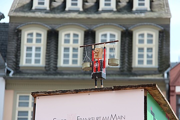 Justitio - A little wooden man takes Frankfurt by storm