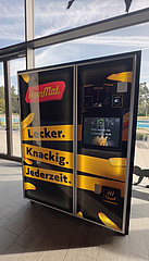 Hessens erster Pommes-Automat begeistert im Oberurseler TaunaBad bei Frankfurt