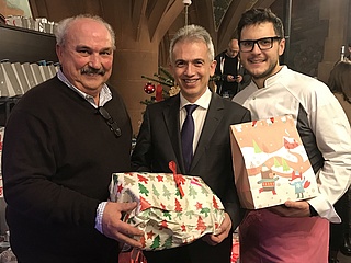 Geschenkaktion auf dem Frankfurter Weihnachtsmarkt