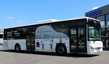 Behindertengerechter Linienbus wird zum Welt-MS-Tag 2019 in Frankfurt präsentiert