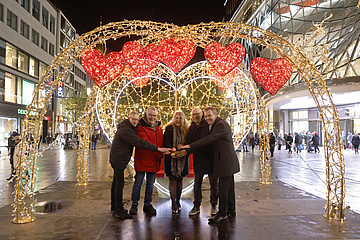 Frankfurt mit Herz: Neue Weihnachtsbeleuchtung illumuniert