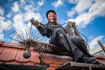 DRESSES MAKE PEOPLE - Chimney sweep in black and white