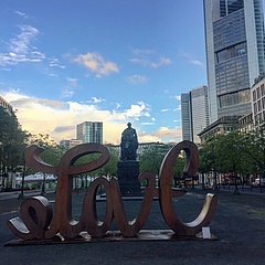 Love-Hate-Skulptur zieht bis zur Europawahl an den Goetheplatz um