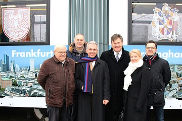 Oberbürgermeister Peter Feldmann und Lord Mayor Carl Rice nehmen Frankfurt-Birmingham Bahn in Betrieb