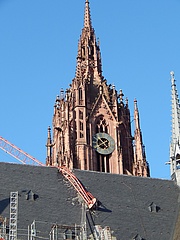 Sturm beschädigt das frisch sanierte Dach des Frankfurter Doms