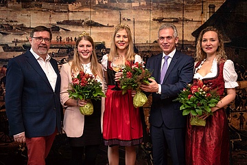 Marilen hands over her crown to Greta - New Frankfurt Wine Queen crowned