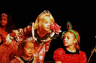 Children play theatre for children: Brüderchen und Schwesterchen