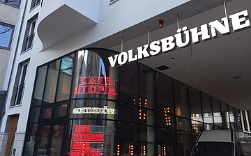 Experience the opening premiere of the Volksbühne in the livestream