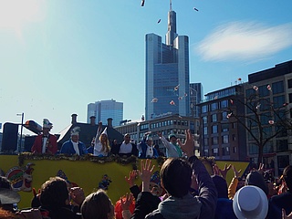 With the train to the train - Fastnacht in the Frankfurt city center and in Klaa Paris