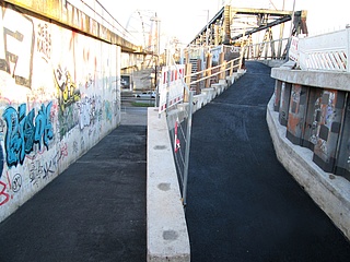 Neue Rampe für Radfahrer an der Niederräder Brücke