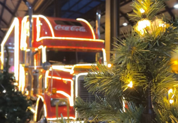 Coca-Cola Weihnachtstruck-Tour macht Halt am Frankfurter DFB-Campus