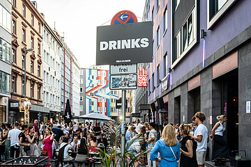 Bahnhofsviertel zeigt Flagge: 'Open Viertel' am 6. September