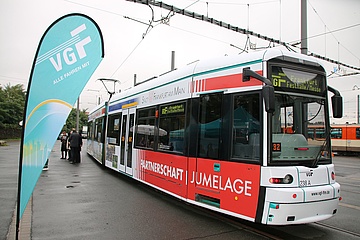 Bahn frei für die Freundschaft: Neue Lyon/Frankfurt-Partnerschaftstram fährt durch die Stadt