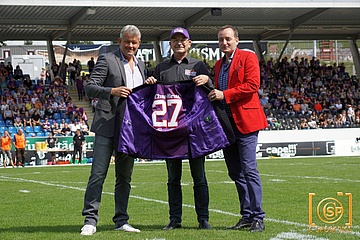 Purple jersey jacket as a present for Universe boss Klaus Rehm