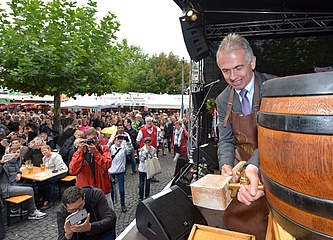 Oberbürgermeister Peter Feldmann eröffnet die Bernemer Kerb
