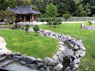 Pavillon im Koreanischen Garten abgebrannt