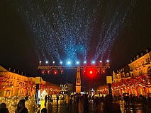 Weihnachtlichen Lichterzauber auf dem Luisenplatz Wiesbaden genießen