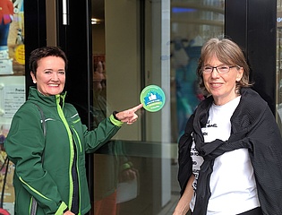 Head of Environment Heilig awards e-cinemas with new #cleanffm campaign sticker