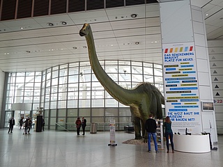 Dino auf Reisen: Senckenberg-Wahrzeichen besucht die Hauptstadt