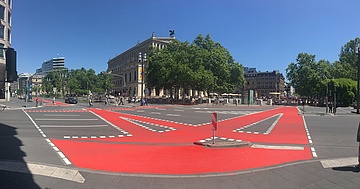 Fahrradstadt Frankfurt: Auch in der Taunusanlage leuchtet es nun Rot