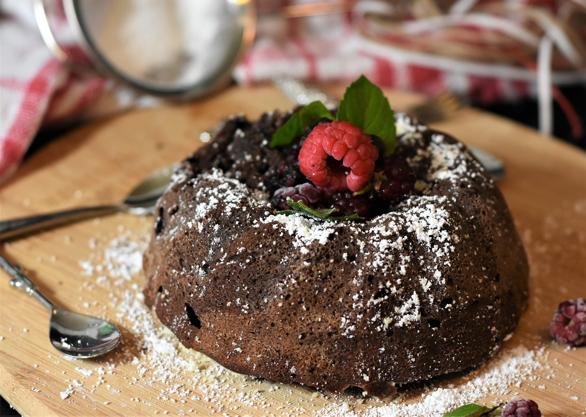 Schokoladenkuchen mit Kardamom und Mokkasauce - Frankfurt-Tipp