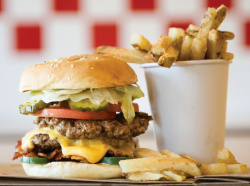 Family business with bite: FIVE GUYS burgers are now also available in Frankfurt 