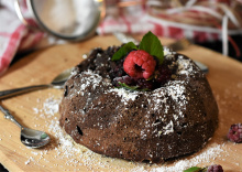 Schokoladenkuchen mit Kardamom und Mokkasauce