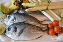 Dorade mit Jasminblüten und Piment gebraten, auf Pinien-Couscous und Veilchenessig-Glace