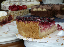 Versunkener Johannisbeerkuchen und Kuchen mit schwarzen Johannisbeeren
